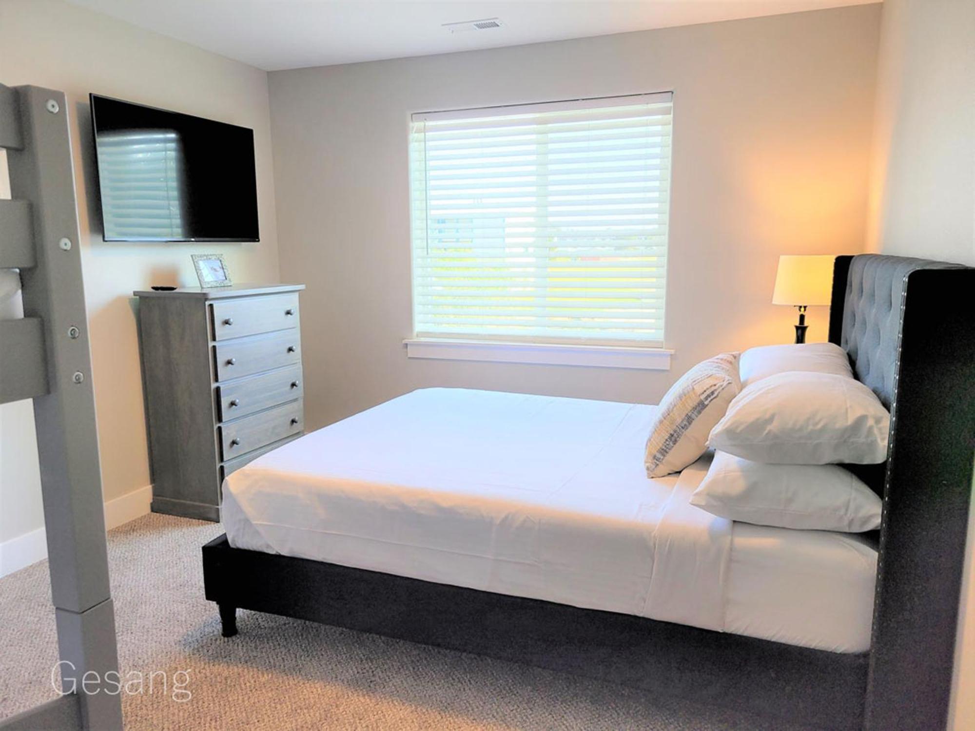 Octopus Lair, Walk To Beach, A/C, Shuffleboard, Dogsok * Long Beach